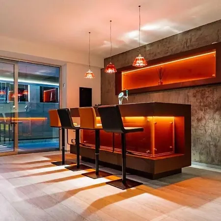 Stylish 4-bedroom In Nyaraló *